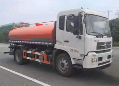 國(guó)六東風(fēng)天錦護(hù)欄清洗車